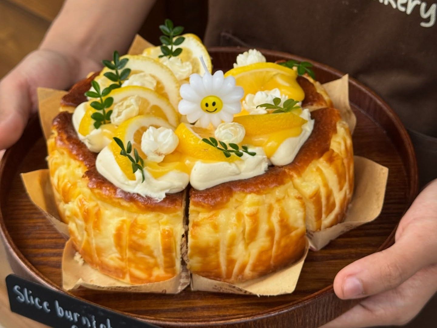 Bánh phô mai cháy chanh của Sẻ's Bakery