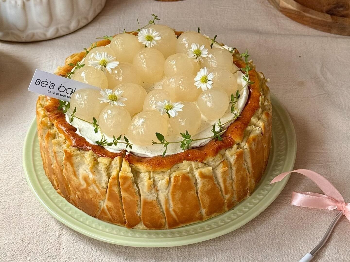 Bánh phô mai cháy Sẻ's Bakery với lớp mặt cháy vàng đặc trưng
