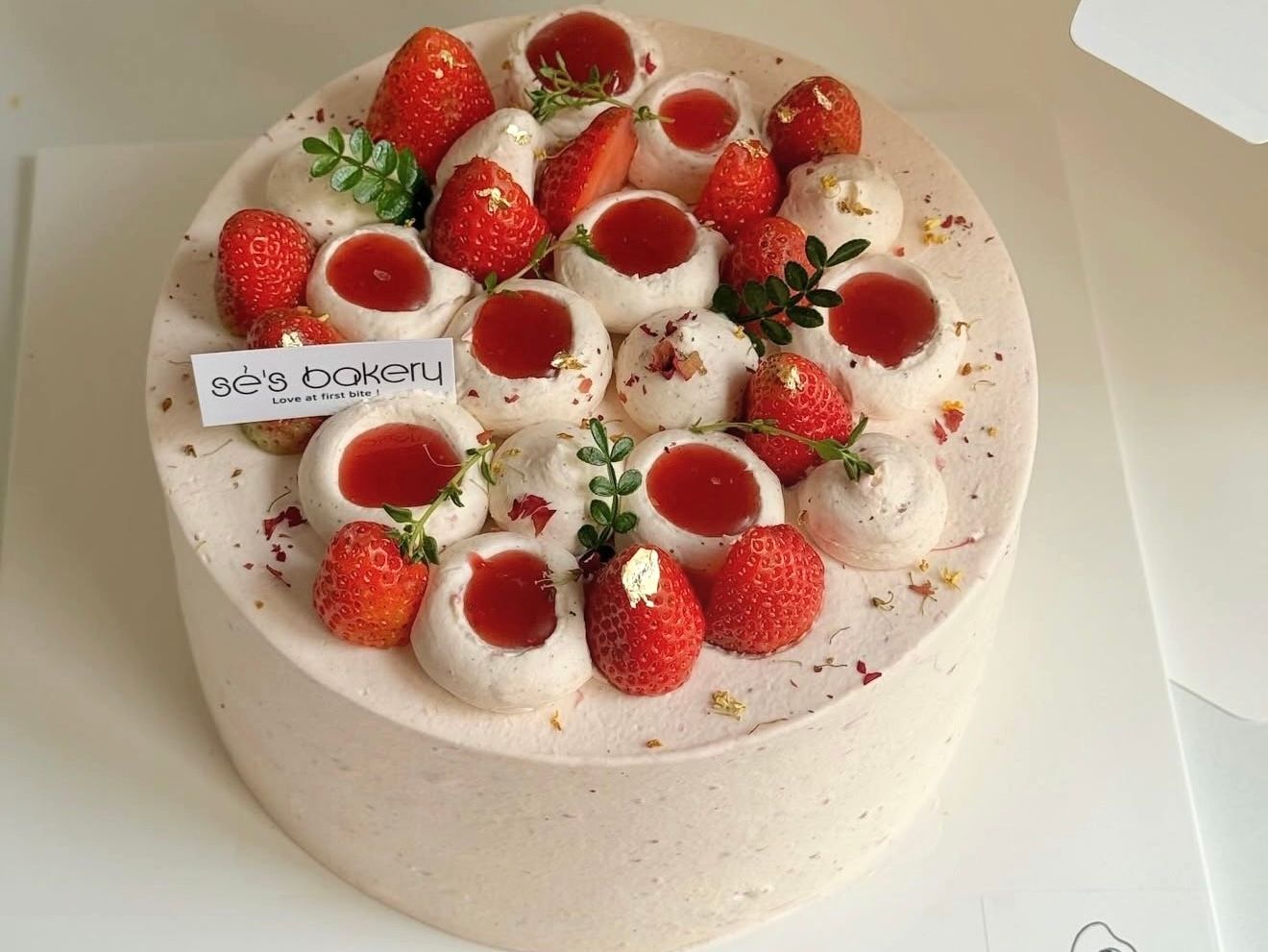 Bánh kem dâu tây của Sẻ's Bakery