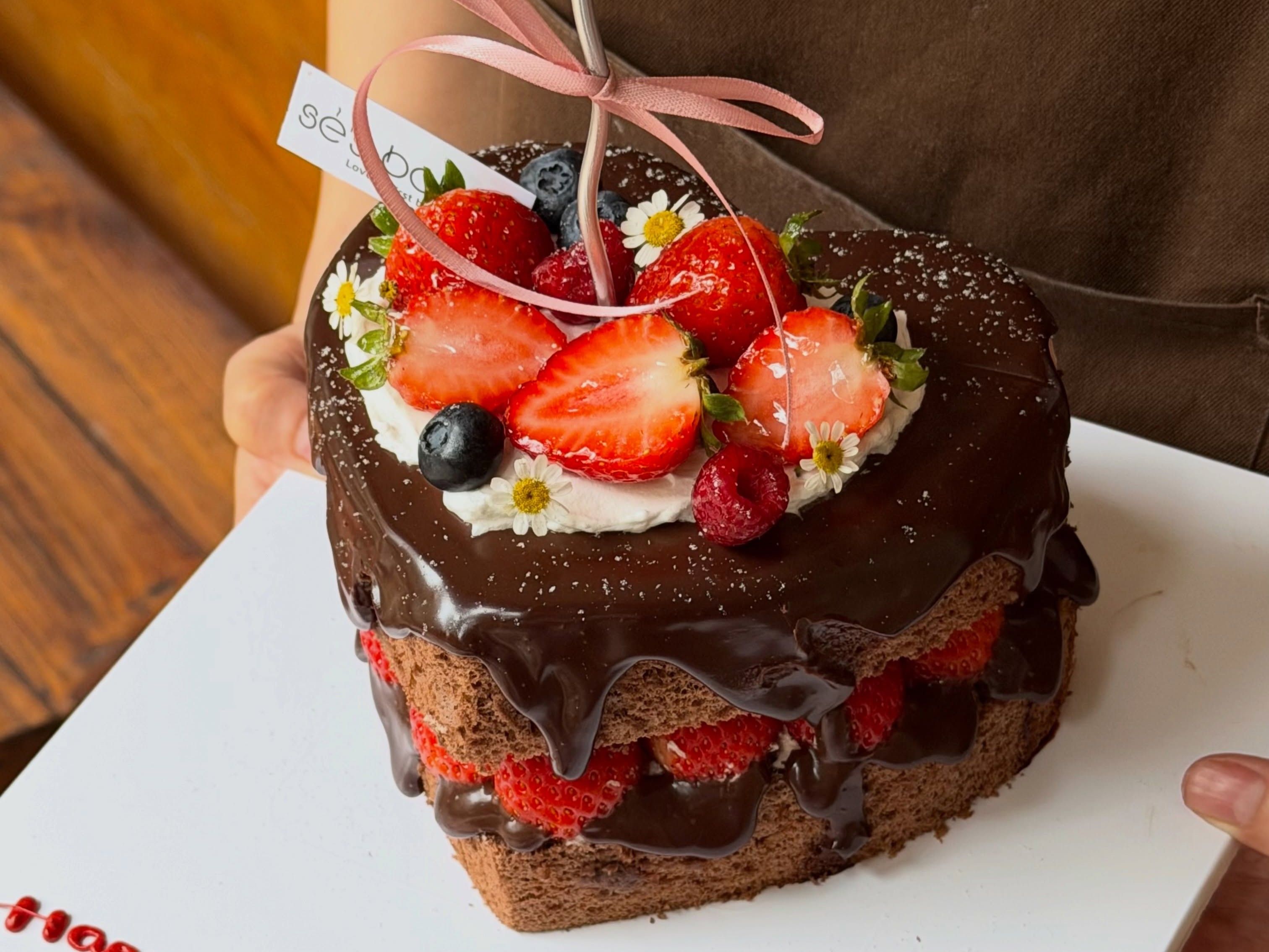 Bánh chocolate 65% dâu tây của Sẻ's Bakery