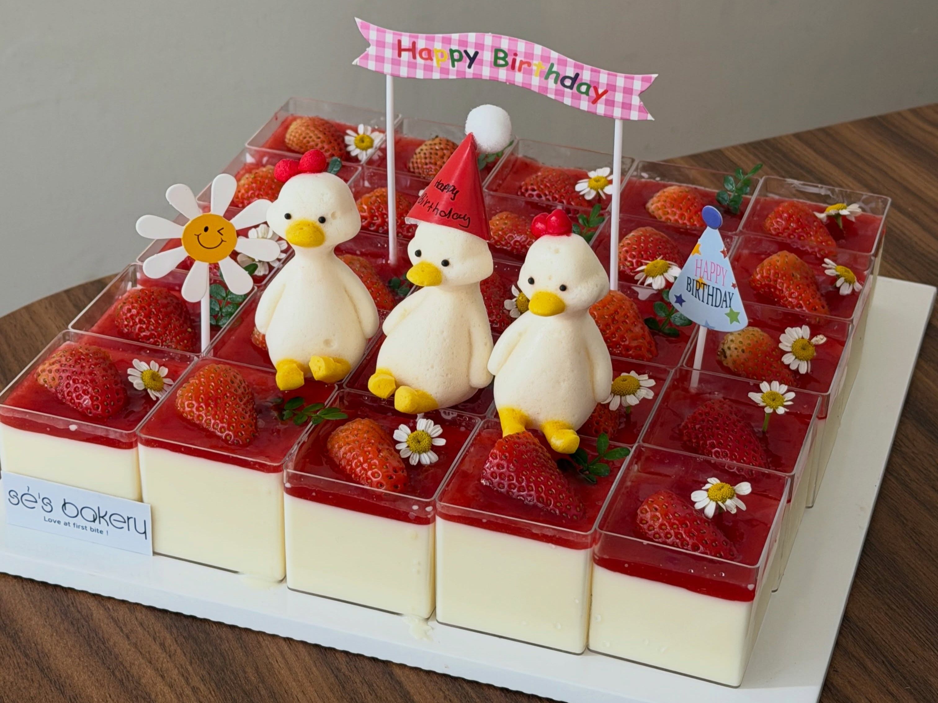 Bánh sinh nhật thiết kế riêng — Sẻ's Bakery